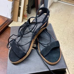 FRYE BRAND NEW GLADIATOR SANDALS SIZE 7